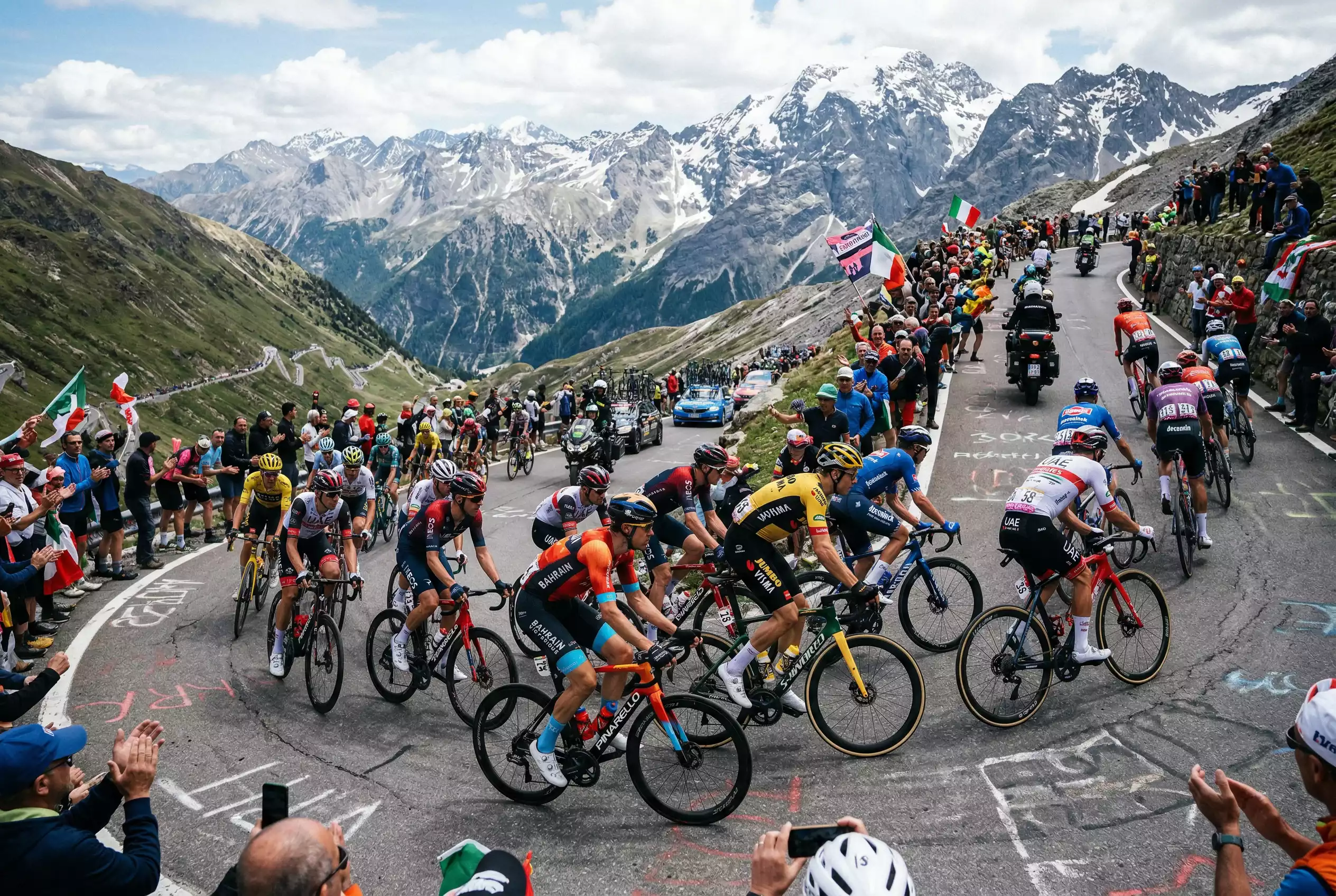 Ciclisti del Giro d'Italia in salita su una tappa di montagna