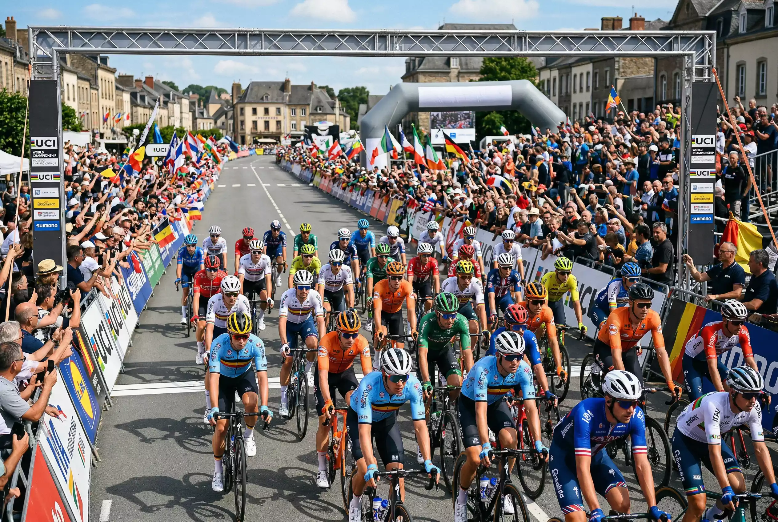 Ciclisti con maglie delle nazionali al via dei Campionati del Mondo di ciclismo su strada