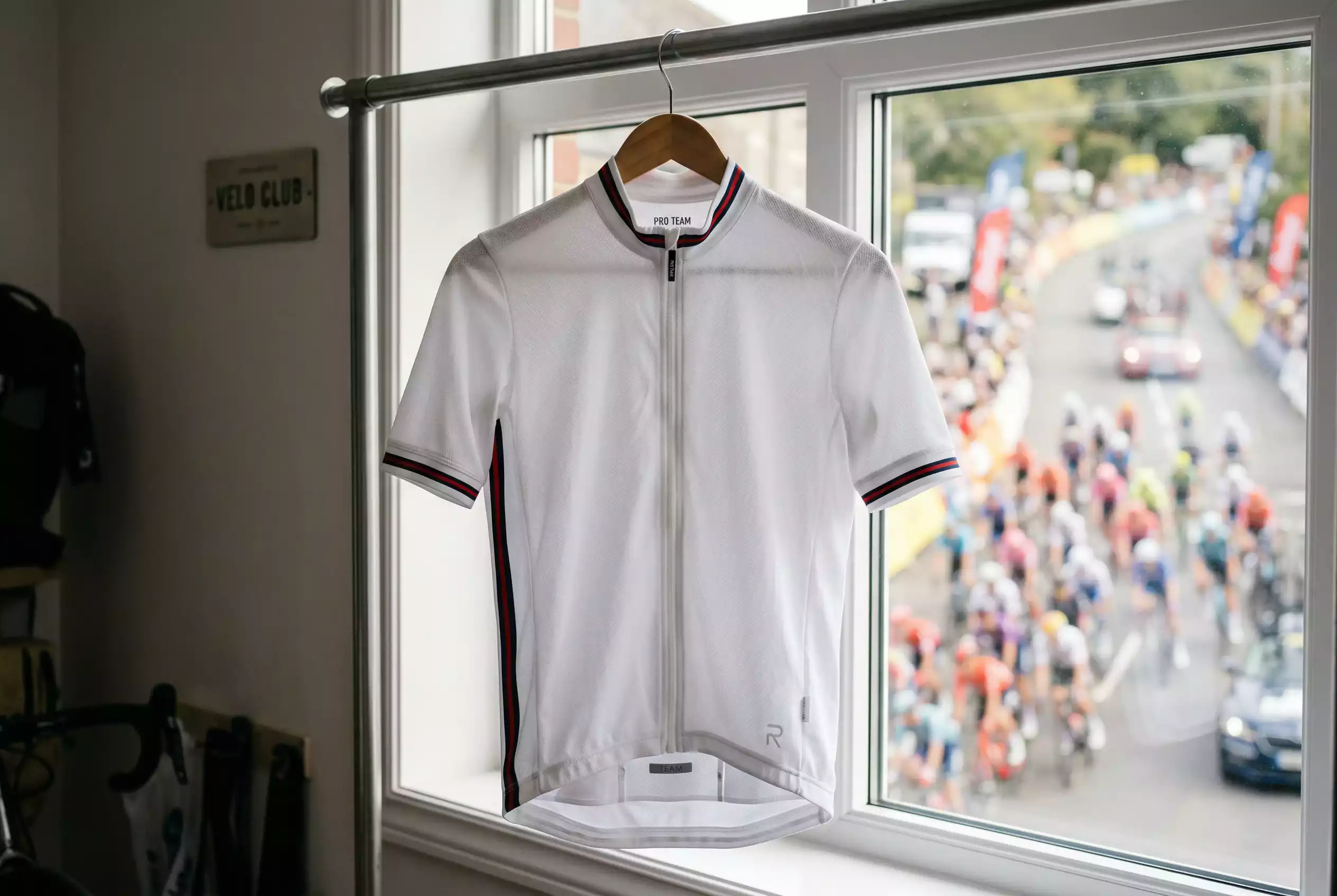 Maglia di una squadra ciclistica professionale senza loghi di bookmaker su sfondo di una corsa